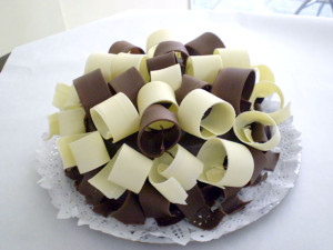 Brigadeiro preto e branco com pedaços de morango Brigadeiro preto e branco com pedaços de morango