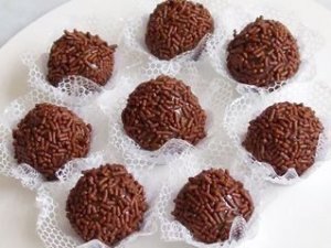 Brigadeiro de Mandioca Brigadeiro de Mandioca